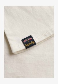 Seleccionado, off white