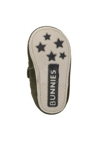 Groene nubuck schoenzool met een gestructureerde witte rubberen onderkant, voorzien van vijf zwarte stervormige accenten en het label "BUNNIES JR.".