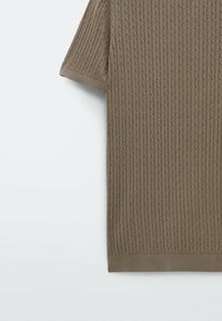 Haut à manches courtes en maille côtelée de couleur marron atténuée, présentant un motif texturé avec de fines lignes verticales et un col rond classique.