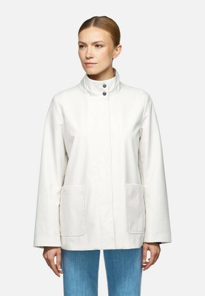 Giacca impermeabile bianca con colletto alto, chiusura frontale con bottoni a pressione e due grandi tasche. Tessuto liscio con design minimalista.