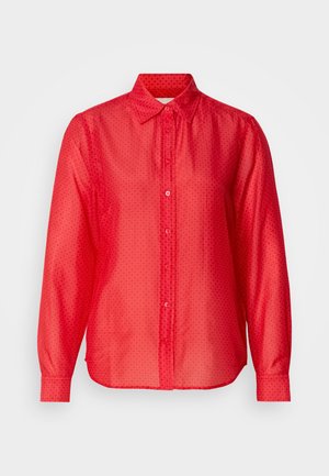 Camisa roja de botón con mangas largas, tela transparente, sutil patrón de lunares y cuello estándar. Textura suave, corte recto.