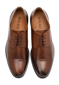 Braune Lederanzugschuhe mit glatter Oberfläche, abgerundeter Spitze und genähten Details. Verfügt über Schnürsenkel und eine gepolsterte Innensohle.