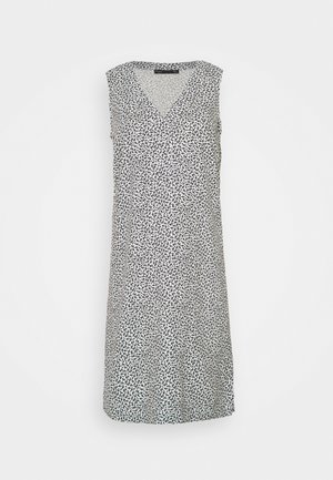 Ärmelloses weißes Kleid mit kleinem schwarzem Blättermuster und V-Ausschnitt, knielang, auf einfarbigem weißem Hintergrund präsentiert.