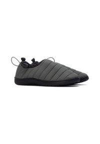 Zapatillas deslizables gris acolchadas con un diseño acolchado, que cuentan con una suela de goma negra y detalles de cordones en el talón para un ajuste seguro.