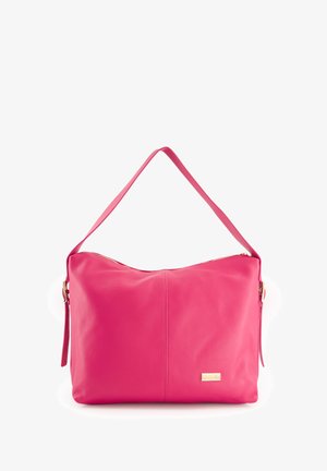 Sac à main en cuir rose avec une texture lisse, fermeture zippée et une seule bandoulière. Présente une petite plaque de marque métallique sur le devant.