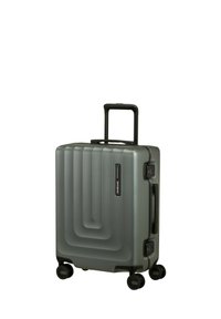 Hartschalenkoffer in mattem Dunkelgrau mit vertikalen Rillen, einem Teleskopgriff, vier schwarzen Rollen und einem integrierten Zahlenschloss.