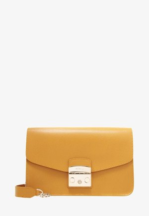 Sac bandoulière en cuir jaune moutarde avec une boucle argentée et une sangle réglable, posé à plat sur fond blanc.