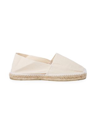 Espadrille-Schuh mit Obermaterial aus beigem Canvas, im Slip-On-Design, mit geschlossener Spitze und einer Jutesohle mit weißen Nähten.