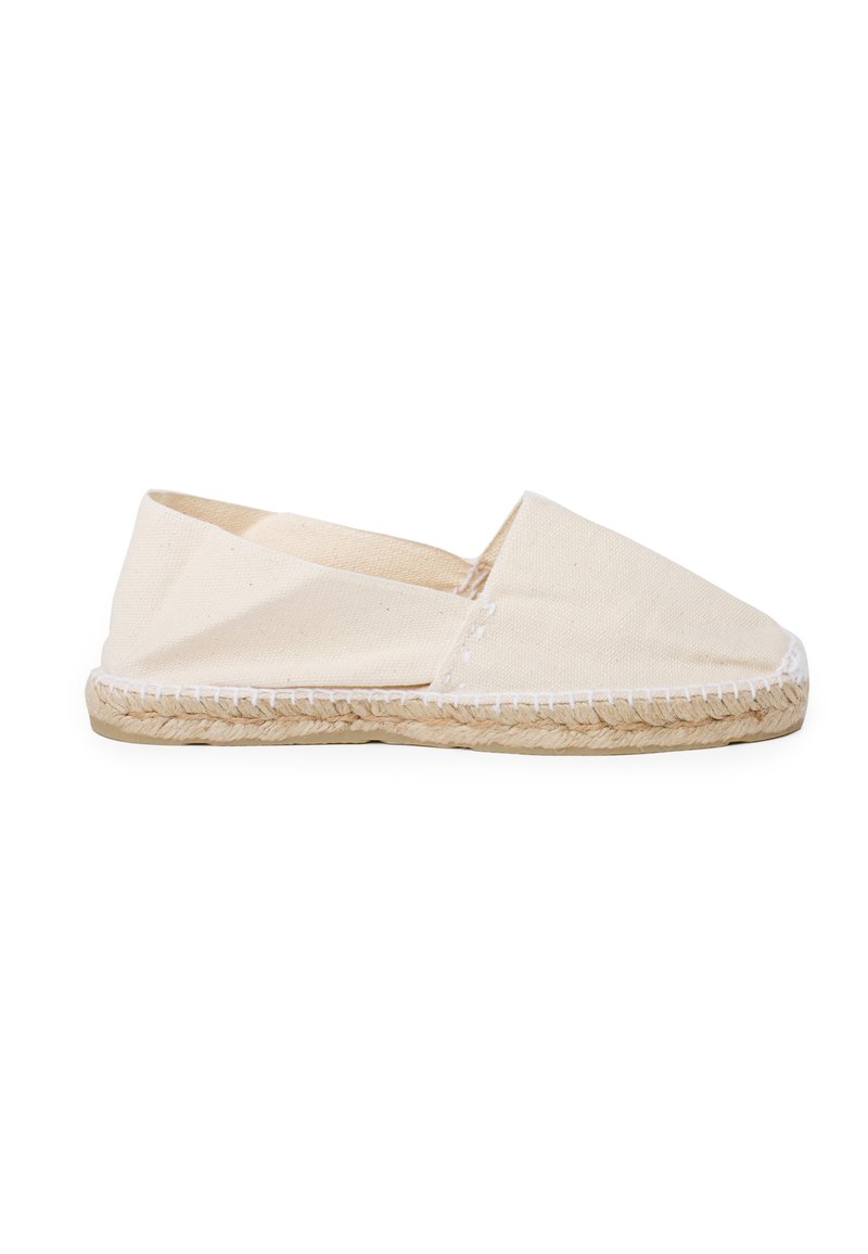 Espadrille schoen met een beige canvas bovenwerk, instapontwerp, gesloten teen en een jute touwzool met witte stiksels.
