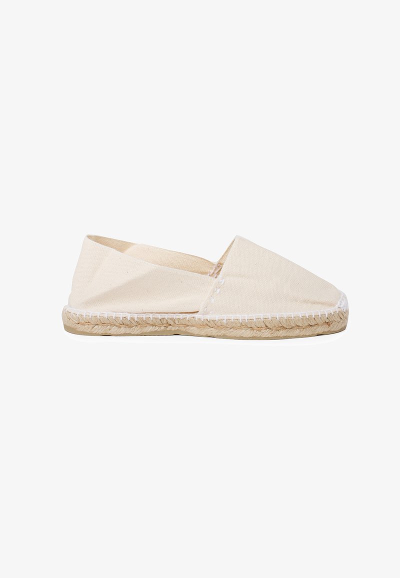 Espadrilky s béžovým plátěným svrškem, nazouvací design, uzavřená špička a podrážka z jutového lana s bílým prošitím.