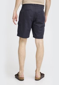 Marinblå cargo shorts laget av bomull, med to sidelommer og to baklommer, i en avslappet passform og med sømdetaljer.