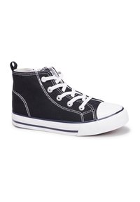Schwarze Canvas-Hochtop-Sneaker mit weißen Schnürsenkeln, Gummispitze und kontrastierenden weißen Nähten. Verfügt über eine marinegestreifte Sohle und einen Fersenriemen.