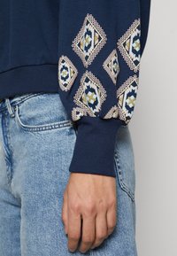 ONLY Petite ONLBROOKE O NECK FLOWER - Mikina - naval academy