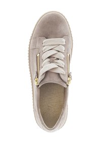 Beige suède sneaker met dikke beige veters, twee gouden zijritsen en een fleece-gevoerde binnenkant, gezien van bovenaf.