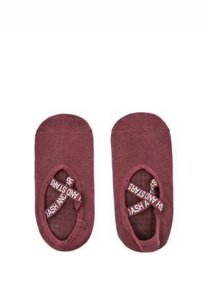 Paire de chaussettes invisibles style ballet couleur bordeaux avec bandes élastiques croisées et texte blanc sur fond blanc.