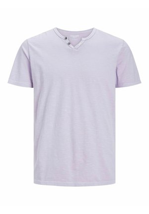 Camiseta de manga corta de color púrpura claro en una tela suave, con escote en V y dos botones negros, además de una textura sutil en toda la prenda.