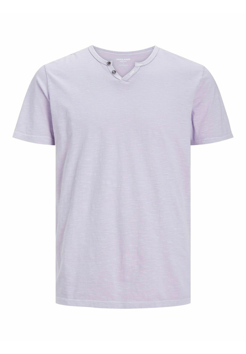 Camiseta de manga corta de color púrpura claro en una tela suave, con escote en V y dos botones negros, además de una textura sutil en toda la prenda.