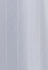 Tessuto a strisce azzurro chiaro con fini strati bianchi verticali. La trama appare liscia e intrecciata, adatta per abbigliamento o decorazioni per la casa.