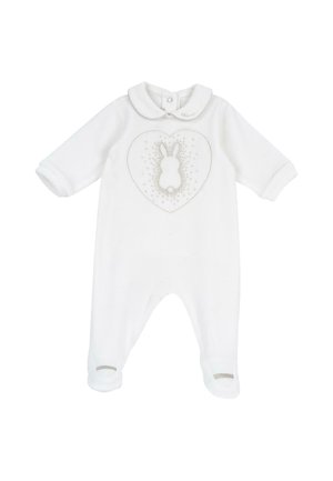 Weißer Baby-Strampler mit langen Ärmeln und Füßchen, Peter-Pan-Kragen und herzförmigem Hasenmotiv mit Sternen auf der Brust.