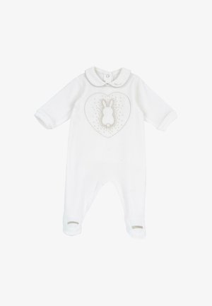 Weißer Baby-Strampler mit langen Ärmeln und Füßchen, Peter-Pan-Kragen und herzförmigem Hasenmotiv mit Sternen auf der Brust.