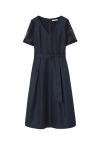 Navyblaues Kleid aus glattem Stoff mit kurzen Spitzenärmel, V-Ausschnitt und einem gebundenen Gürtel in der Taille, mit einem plissierten Rock.
