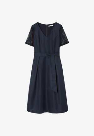 Rochie bleumarin dintr-un material neted, cu mâneci scurte din dantelă, decolteu în V și o curea legată în talie, având fustă plisată.