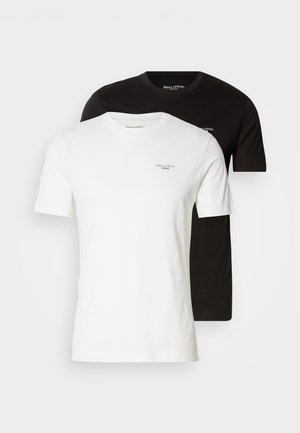 Dwie koszulki, jedna biała i jedna czarna, wykonane z bawełny. Obie mają okrągły dekolt i krótkie rękawy, z małym logo na piersi.