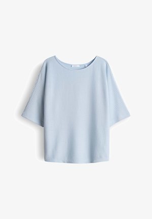 Haut en maille bleu clair à manches courtes, manches larges et encolure ronde, posé à plat sur un fond blanc.