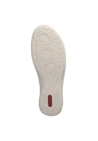 Semelle de chaussure en matériau en caoutchouc blanc avec un motif hexagonal texturé et un accent de logo rouge. Design plat pour un confort accru.