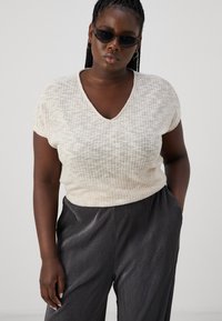 ONLY Carmakoma CARMILA V NECK  - Marškinėliai su spaudiniu - pumice stone
