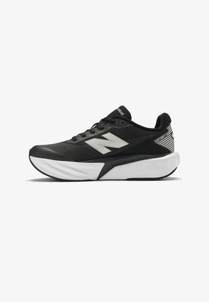 Chaussure de sport noire avec une tige texturée, une semelle intermédiaire blanche et des accents gris. Comprend un logo bien visible et un design épuré et moderne.