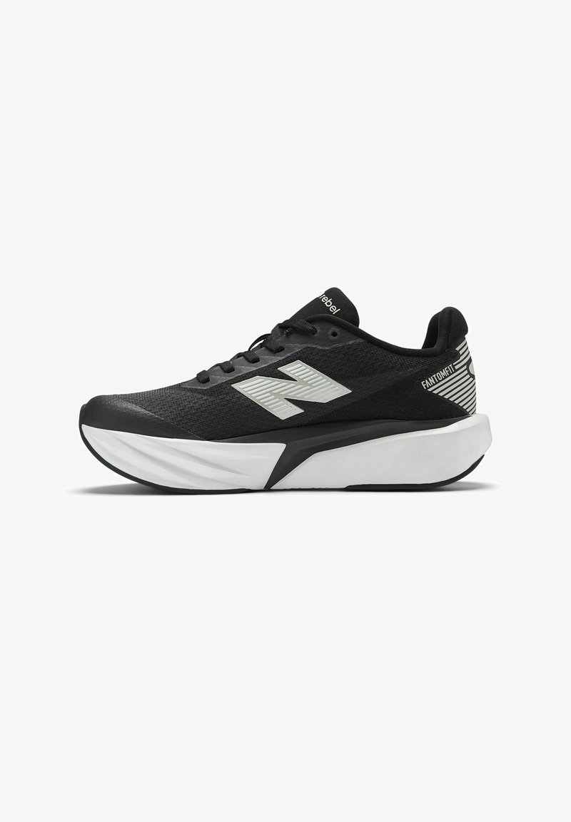 Chaussure de sport noire avec une tige texturée, une semelle intermédiaire blanche et des accents gris. Comprend un logo bien visible et un design épuré et moderne.
