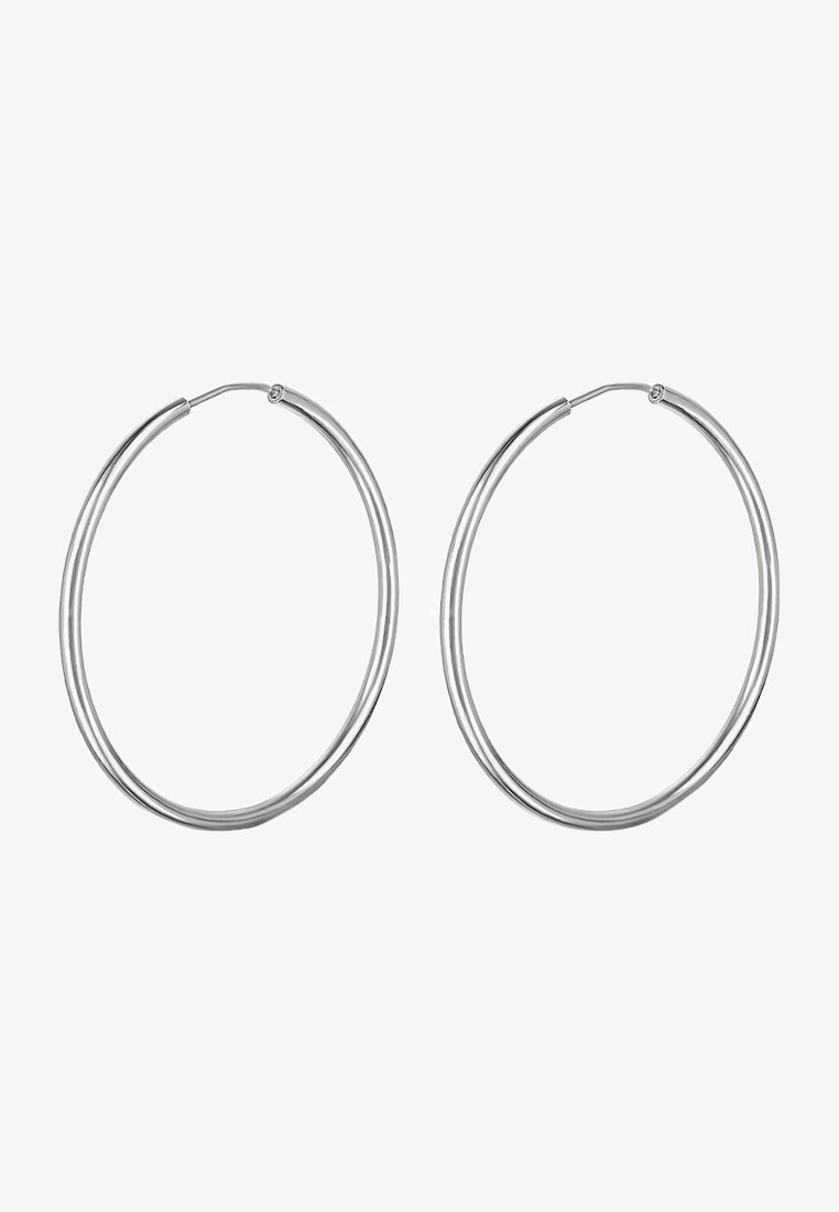 Orecchini a cerchio in argento con una finitura liscia. Il design a doppia banda esalta la forma circolare. Metallo leggero con texture lucida.