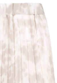 Faltrock aus leicht beigem Stoff mit einem subtilen Batikmuster. Verfügt über einen glatten Bund und einen fließenden Stoff.