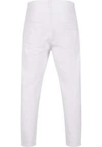 Bela denim hlače s prilegajočim dizajnom, ki vključujejo dve zadnji žep, čisto pasnico in ožja hlačnica. Gladka tekstura in jasna barva.