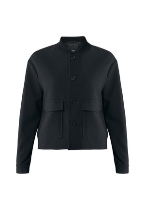 Veste noire en tissu lisse, avec un col rond, une fermeture à boutons à l'avant, deux grandes poches à rabat et des poignets côtelés.