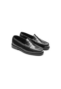 Mocasines de cuero negro con un acabado suave y brillante, que presentan un diseño decorativo de costura y una suela de perfil bajo.