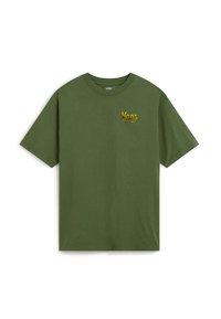 Camiseta de algodón verde oliva con mangas cortas, cuello redondo y logo amarillo de "Vans" en el lado izquierdo del pecho. Diseño simple y sin adornos.