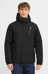 Juodas orui atsparus švarkas su kapišonu, turintis užtrauktuku uždaromą krūtinės kišenę, reguliuojamus rankogalius ir elegantišką, minimalistinį dizainą.