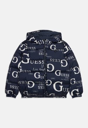 Doudoune bleu marine avec capuche, fermeture éclair intégrale au devant, et logo GUESS blanc imprimé en différentes tailles et orientations.