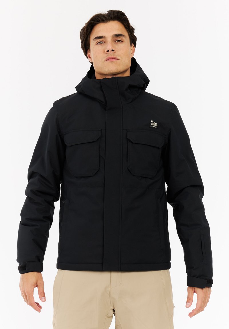 Juodas izoliacinis švarkas su aukštu apykakle, dviem krūtinių kišenėmis ir reguliuojamais rankogaliais. Lygi tekstūra ir minimalus prekės ženklo detalės.