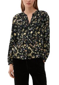 Blumenbluse in Schwarz mit bunten Blumen; leichter Stoff, Knopfleiste, lange Ärmel und gerafftes Ausschnitt-Design.