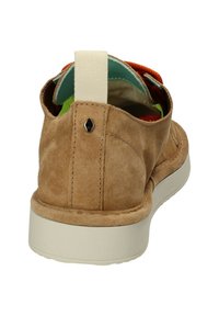 Scarpa in suede color tan con suola bianca, linguetta sul retro e fodera interna colorata. Presenta linee pulite e dettagli di cucitura minimi.