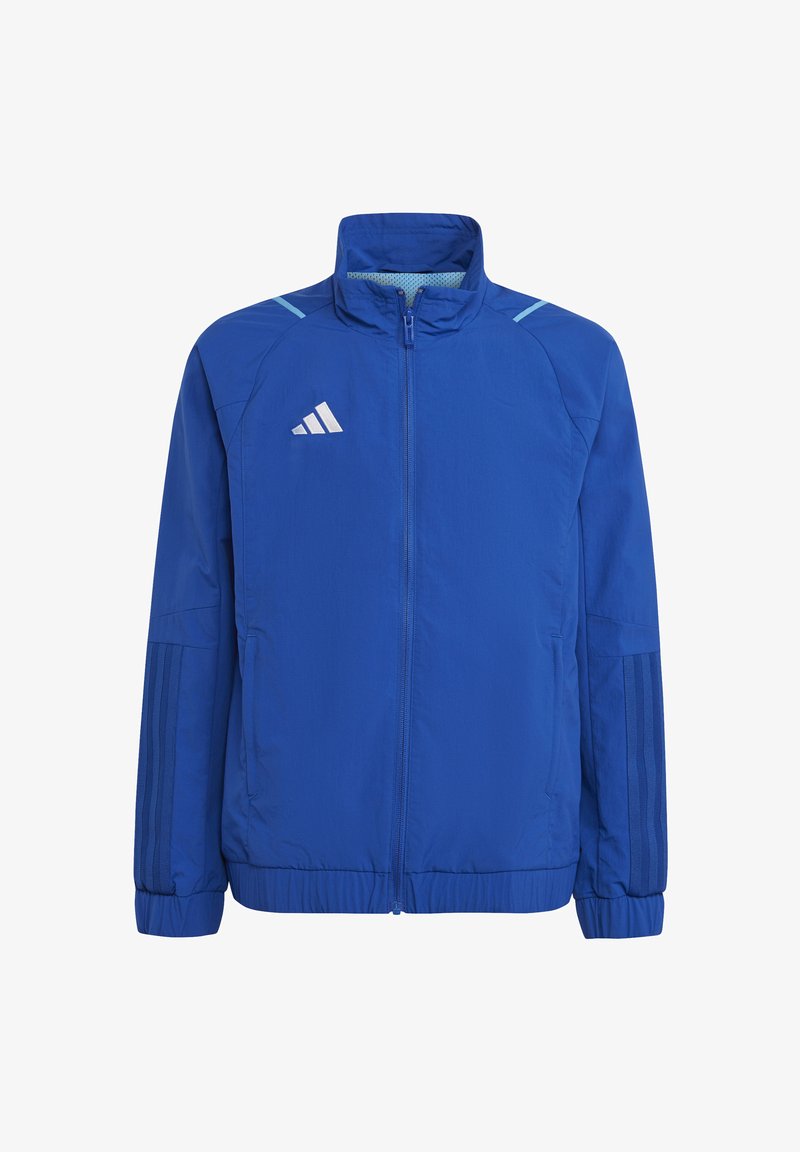 Blaue Sportjacke mit Reißverschluss, hohem Kragen, elastischen Bündchen und Akzenten in drei Streifen an den Ärmeln. Hergestellt aus leichtem Stoff.