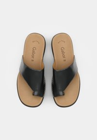 Sandales à glisser en cuir noir avec un design à lanières croisées et des semelles intérieures beige. Présentent des coutures discrètes le long des bords et un bout arrondi.