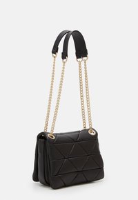 Sac à main noir matelassé avec une forme structurée, doté de bandoulières en chaîne dorée et d'accents en cuir. Surface texturée avec un motif en diamants.