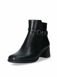Stivaletto in pelle nera con tacco a blocco, caratterizzato da una cinghia decorativa e una catena laterale. Texture liscia e design slanciato.