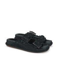 Zwarte slide-sandalen hebben een textured materiaal met kleine perforaties. Versierd met decoratieve gespen en een gladde rubberen zool.