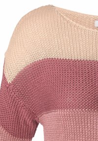 Strickpullover mit weitem Ausschnitt, der ein gestreiftes Design in Hellrosa, Beige und Mauve aufweist, mit unterschiedlichen Texturen und Stichen.