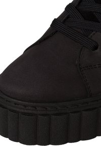 Czarne trampki na platformie z gładkim wykończeniem z zamszu, okrągłym noskiem, grubą fakturowaną podeszwą i czarnymi sznurówkami. Teksturowane akcenty na podeszwie.